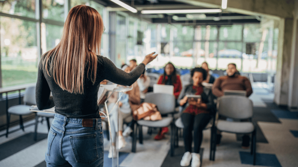 une femme qui fait du coaching à un groupe