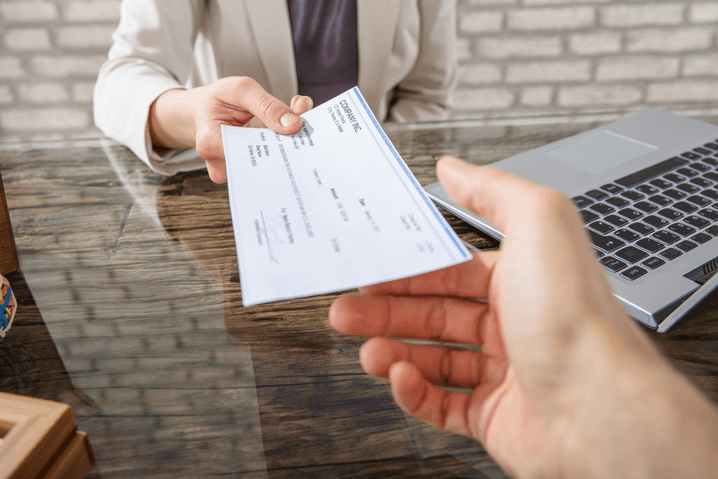 un homme qui tend un chèque numérique