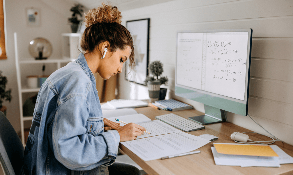 une femme qui travaille sur un pc