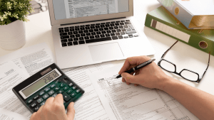 Un freelance ou infopreneur qui remplit une déclaration d’impôt